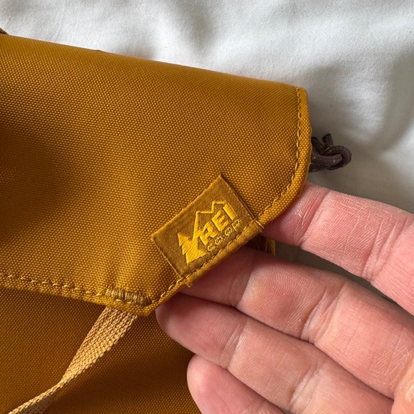 REI Dopp kit toiletry camping yellow mustard cool foldable lightweight - Picture 2 of 5